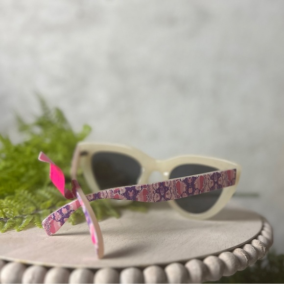 NEW! Betsey Johnson, cat eye rhinestone sunglasses - Picture 4 of 4